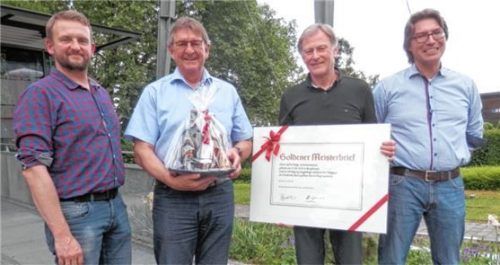 Obermeister Stefan Mooshuber (von links) überreichte Wolfgang Gaigl ein Präsent. Alfred Popp wurde von Obermeister Christian Rusitschka mit dem „Goldenen Meisterbrief“ geehrt.Foto  Re