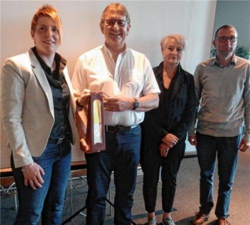 Obermeisterin Bernadette Stalleder (links) und Stellvertreter Andreas Stemmer (rechts) dankten im Beisein von Kreishandwerksmeisterin Helga Wimmer dem scheidenden Direktor Wolfgang Gaigl für die Zusammenarbeit mit der Innung.Foto Maier