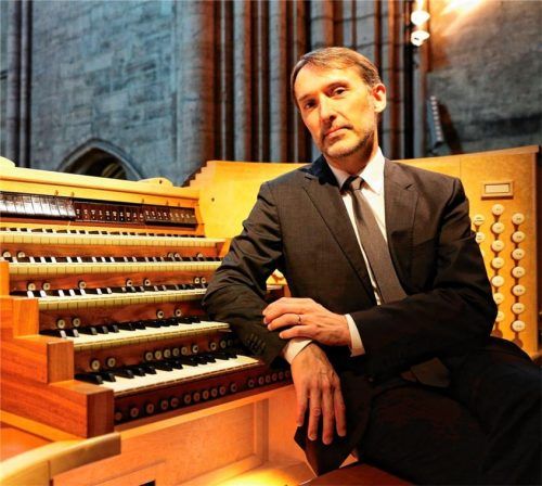 Olivier Latry an seiner großen Orgel in der Kathedrale Notre Dame in Paris.Foto  Parouchev