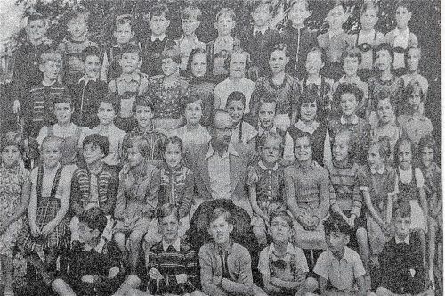 Otfried Preußler als junger Lehrer 1954 mit 49 Schülerinnen und Schülern. Janka