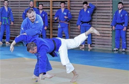 Philipp Ampletzer (links) punktet mit einem schönen Fußwurf. Foto PAUL AMPLETZER