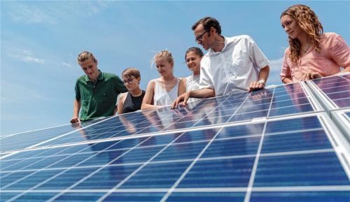 Prof. Frank Buttinger (Zweiter von rechts) mit Studierenden der Energie- und Gebäudetechnologie an einer Photovoltaik-Anlage an der Hochschule. Foto Florian Hammerich