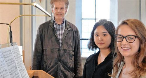 Professor Hannfried Lucke aus Salzburg kann stolz sein auf seine Orgelstudentinnen Yoora Shin (links) und Danijela Slana.Foto  Janka