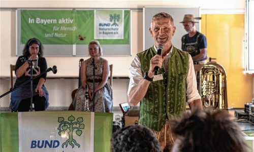 Rainer Auer, Vorstand der Bund-Kreisgruppe, wollte sich auf der Jubiläumsfeier nicht auf alten Erfolgen ausruhen. Im Hintergrund die „Neurosenheimer“ die den Jubiläumsabend musikalisch begleiteten. Foto Thomae