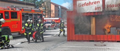 Rasante Übung: Nach der Fettexplosion ist die Küche in Brand geraten. Die Feuerwehr beginnt mit dem Löscheinsatz. Foto Binder