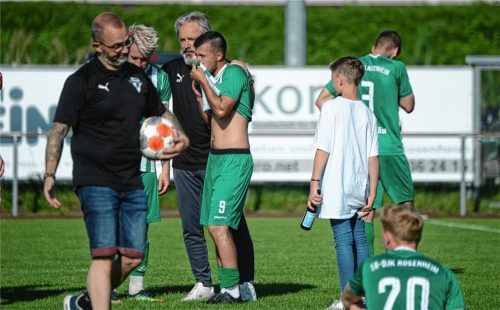 Ratlosigkeit und Trauer beim SB Rosenheim, nachdem am Samstag der Abstieg aus der Fußball-Landesliga feststand. Im Hintergrund tröstet Trainer Harry Mandl Omer Jahic. Foto  Franz Ruprecht