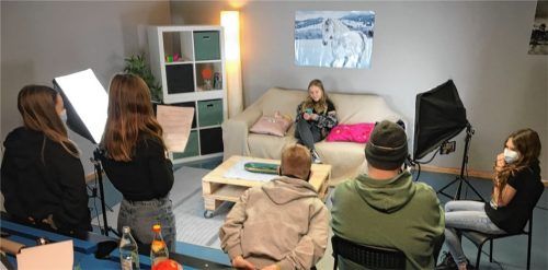 Realistische Szene aus einem fiktiven Kinderzimmer: Lena Ende spielt eine Schülerin, die gerade mit einem möglichen Missbrauchstäter, der sich als gleichaltrig ausgibt, chattet. Die Filmcrew, bestehend aus (von links) Luna Bruelheide, Livi Bruelheide, Roman Vorrat, Sozialpädagogen Gregor Schumm und Anna-Lena Riganti, beobachtet die Szene.Foto Nina Berger