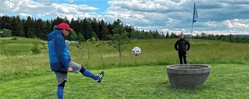 Reinhard Pick lupft den Ball in Rumburk gekonnt in den Trog.Foto privat