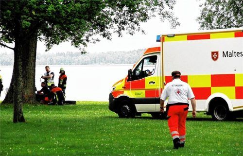 Rettungsdienst, Polizei und Feuerwehr eilten an den Badeplatz in Pietzing, um der Frau zu helfen. Fotos jre/re