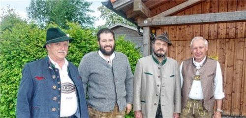 ried schützen südtirol hö

Bayerisch-Tirolerisches Treffen: von links: Hauptmann Johann Loferer, Hauptmann Werner Oberhollenzer, Bataillonskommandant Hans Rucker und Hans-Georg Schmidt, Oberleutnant und stellvertretender Hauptmann der GSK Söllhuben.Foto Hötzelsperger