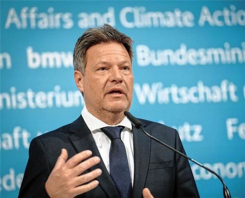 Robert Habeck (Grüne), Bundesminister für Wirtschaft und Klimaschutz, auf einer Pressekonferenz zur Energiesicherheit in Deutschland. Seine Vorschläge zum Energiesparen und der eingeführte „Tankrabatt“ kommen bei vielen Verbrauchern schlecht weg. Foto dpa