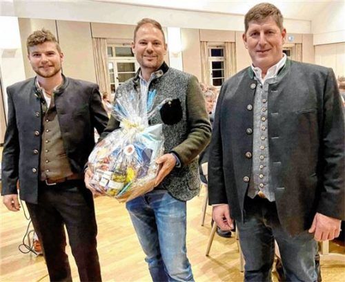 Schmankerl zum Jubiläum: Franz Hefter (Mitte) bekam von Geschäftsführer Florian Hötzelsperger und Vorsitzendem Franz Blinninger einen Präsentkorb überreicht.Foto Hötzelsperger