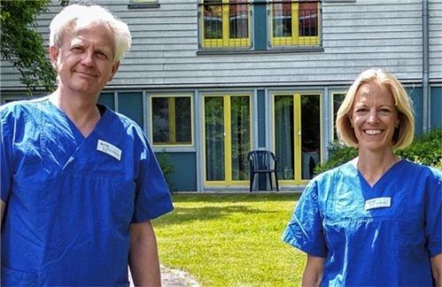 Schmerzexperten aus Vogtareuth: Dr. Andreas Weidmann und Dr. Veronika Hempel. Foto Schön-Klinik