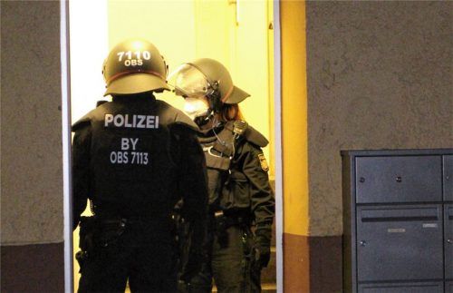 Schwer gewappnet: Beamte bei der Razzia im Februar in Rosenheim. Foto Hadersbeck