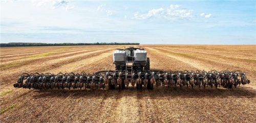 Section Control hilft den Landwirten, ihre Felder besser zu nutzen, indem Überlappungen und Fehlstellen vermieden werden. Gleichzeitig spart es Zeit, Mühe und Kraftstoff und verbessert die Qualität und Quantität der Ernte. Foto Valtra