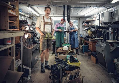Seit 83 Jahren ein Garant für schönes Trachtengwand: Michael Auer (links) führt das Fachgeschäft Schuh und Trachten Auer in Törwang in dritter Generation. Fotos