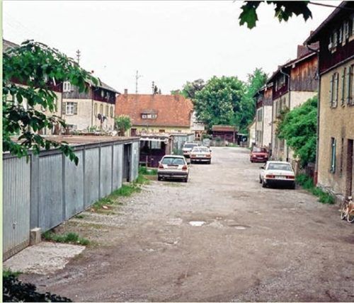 So sah die Werkssiedlung 1993 aus – vor dem Beginn der jahrzehntelangen Sanierung, die erst 2021 abgeschlossen wurde.