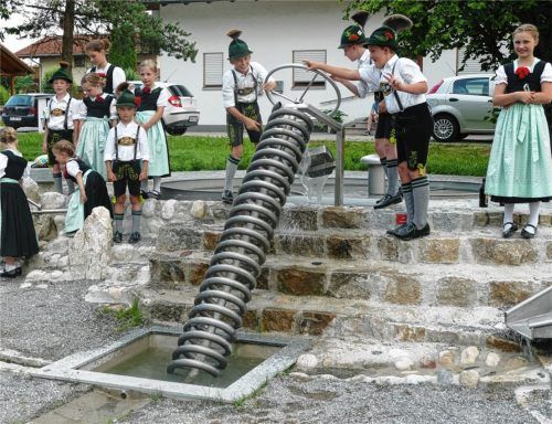 Spaß für Jungen und Mädchen am Wasserspielrad: Auch in Zukunft soll es in Kiefersfelden viel zu erleben geben. Woran sich der Ort dabei städtebaulich orientieren soll, hat nun der Gemeinderat beschlossen.Foto Hoffmann
