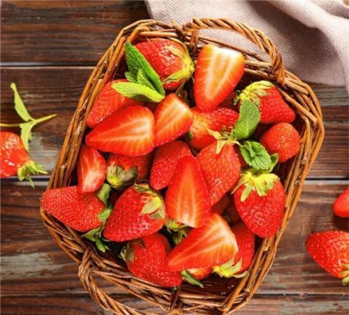 Stecken voller gesunder Vitamine und Mineralstoffe und schmecken köstlich: frische Erdbeeren, am besten selbst gepflückt. Foto adobe Stock/m. Studio