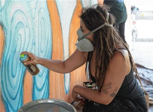 Stella Brandlhuber gestaltet bei der „Transit Art 2021“ das Kunstwerk „Vernetzung“ an der Mangfallbrücke. Foto Weiand