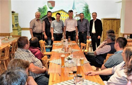 Stellten sich den Fragen bei der Mitgliederversammlung des BBV-Ortsverbandes Pang: (hinten von links) Jakob Müller vom BBV-Kreisvorstand Rosenheim, die Ortsverbands-Beisitzer Thomas Fischbacher und Peter Dinzenhofer, Ortsobmann Martin Grießer; Beisitzer Josef Dräxl junior und Dr. Georg Kasberger vom Landwirtschaftsamt Rosenheim.Foto re