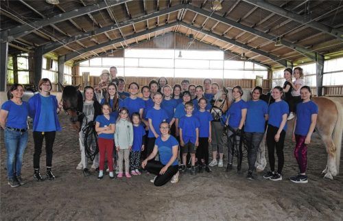 Suchen ein neu neues Zuhause: die Mitglieder des Rosenheimer Voltigiervereins mit den beiden Pferden Primos und Attila. Foto Schlecker