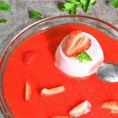 Erdbeereis mit Erdbeersauce