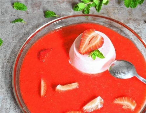 Süße Verführung für kühle Tage: Erdbeereis mit Erdbeersauce. Foto VSSE e.V. / Isabelle Bohnert