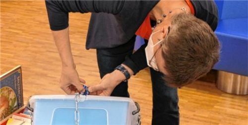 Susanne Delp, Leiterin der Stadtbibliothek, versucht sich an einem Zahlenschloss.