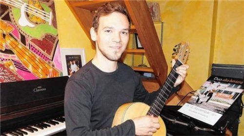 Thomas Beer an der Gitarre. Foto unterforsthuber