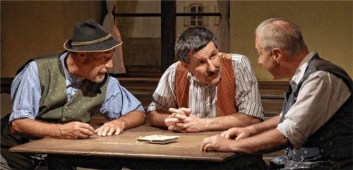 Toni Deininger als Wagner Quirin Riedlechner, Bernhard Obermair als Bürgermeister Simon Hilgermoser (Wegscheidbauer), Günther Westenhuber als Bäckermeister Peter Söllbeck. Foto re
