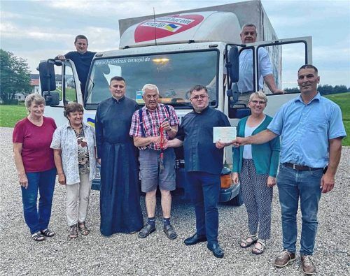 Übergabe des 7,5-Tonners in Atzing mit einem vollen Tank und nach einem Werkstatt-Check: (vorne, von links) Traudi Steiner, Kathi Schmid, Pfarrer Roman, Jakob Steiner, Pfarrer Firman, Elisabeth Weidenspointner vom Helferkreis und Johannes Dreikorn sowie (hinten, von links) Beifahrer Pfarrer Shafran und Fahrer Pfarrer Lubomyr.Foto Hötzelsperger
