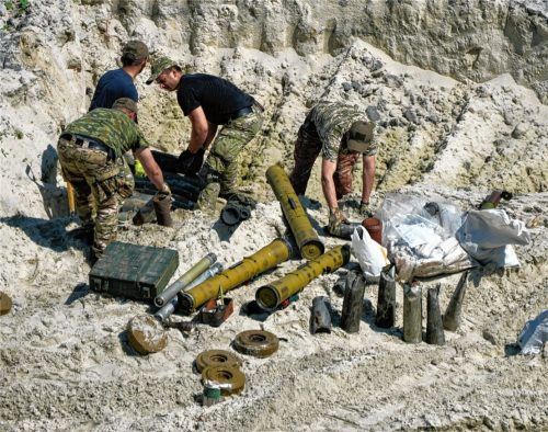 Ukrainische Soldaten bereiten sich darauf vor, nicht explodierte russische Munition zu zünden. Foto dpa