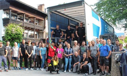 Um Menschen in der Ukraine zu helfen, trafen sich aus den Nußdorfer Vereinen und von einer örtlichen Spedition spontan viele Hilfskräfte zum Beladen des Transporters.Foto Steffenhagen