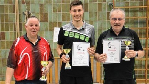 Ungeschlagen gewinnt Alexander Kubiak (Mitte) vor Bernd Meyer (links) und Franz Reibl.Foto Erlich