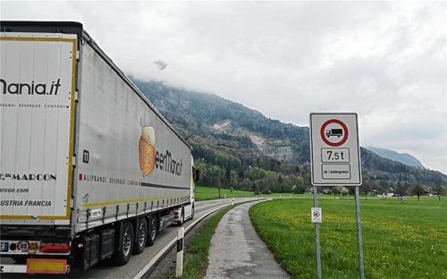 Vorbote des Verbots: Südlich von Nußdorf warnt ein bayerisches Schild Lastwagenfahrer vor den Transitbeschränkungen auf Tiroler Seite. Foto Margreiter
