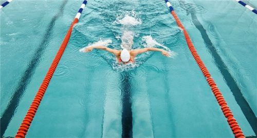 Vormittags ins Schwimmbad und von dort zum Yoga oder ins Fitnessstudio: Geht es nach der Rosenheimer SPD, sollen Interessierte bald die Möglichkeit haben, mit einem Ticket alle Sportarten auszuüben. Foto Stefan Haehnel