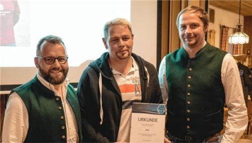 Vorsitzender Hans Zurl (links) und der Stellvertretende Spartenleiter Michael Graf (rechts) ehrten Michael Antretter als „Aushängeschild des Vereins“. Foto re