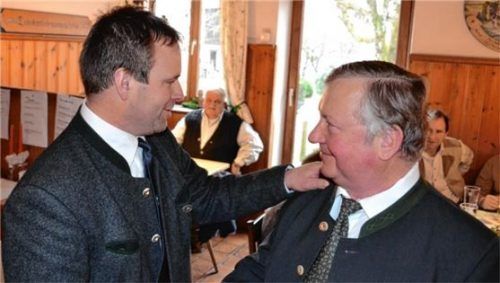 Vorsitzender Josef Eckl (links) dankte Peter Staudenhöchtl für seine jahrzehntelange Tätigkeit. Foto Niessen