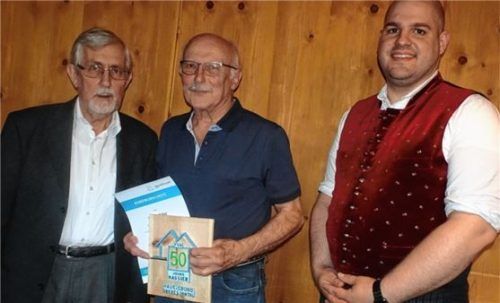 Vorsitzender Sepp Horn (links) und Roman Sostin von „Haus und Grund Bayern“ (rechts) ehrten Franz Siller für dessen 50-jährige Tätigkeit als Kassier.Foto Hoffmann