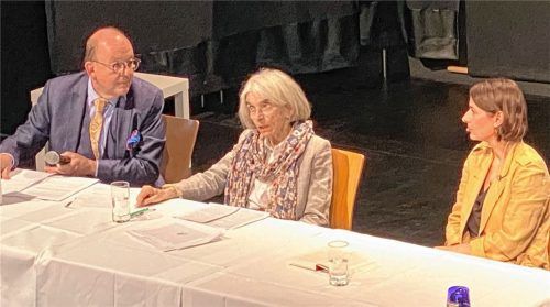 Während der Lesung im Rosenheimer Ballhaus: (von links) Literaturkritiker Denis Scheck, Krimi-Autorin Donna Leon und Schauspielerin Annett Renneberg, die in den Verfilmungen Signorina Elettra spielt. Foto Trautmann