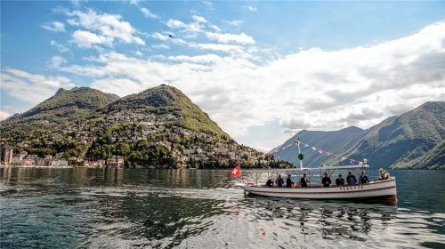 Während der Sommermonate erkunden Besucher mit dem ersten Schweizer E-Dampfer die Umgebung auf dem Wasserweg rund um Lugano. Foto Navigazione Lago di Lugano