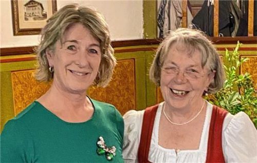 Wechsel im Vorstand: Die Mitglieder des Gartenbauvereins Pfraundorf wählen Sabine Haase (links) zur Vorsitzenden. Vorgängerin Wally Fischbacher gratuliert. Foto Ruprecht
