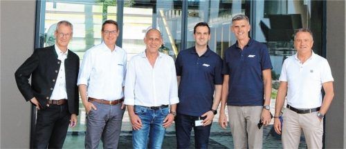 Weihen den Standort von Arri Lighting in Brannenburg ein: (von links) Matthias Jokisch (Erster Bürgermeister Brannenburg), Markus Lampier (Direktor Globales Lieferkettenmanagement), Gregor Hüttel (Logistik- und Standortleiter Brannenburg), Ivo Ivanovski (General Manager Geschäftseinheit Beleuchtung), Dr. Matthias Erb (Vorsitzender) und Dr.Michael Neuhäuser (Vorstand).Foto  re