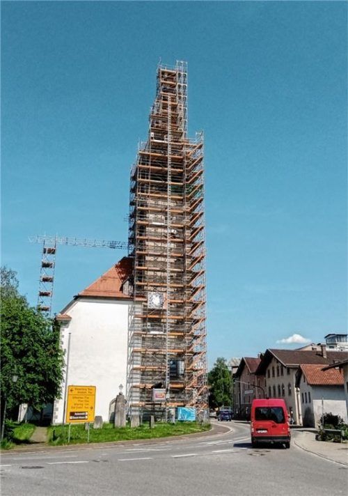 Weithin sichtbar ist das Gerüst am Turm des Halfinger Gotteshauses. Die kirchlichen Gebäude der Pfarrei Mariä Himmelfahrt wurden im vergangenen Sommer beschädigt. Foto re