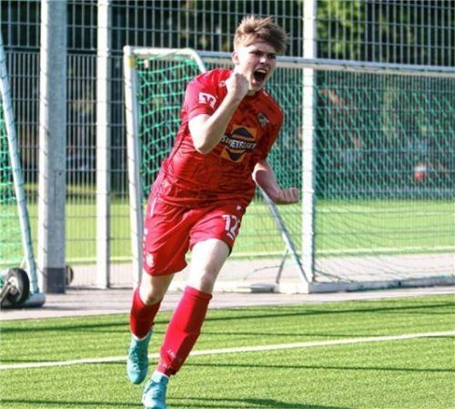 Wer von den beiden Youngsters darf am Mittwoch nach dem Spiel jubeln? Traunsteins Mark Kremer, der in Haidhausen das 4:1 erzielte... Foto Wolfgang Fehrmann