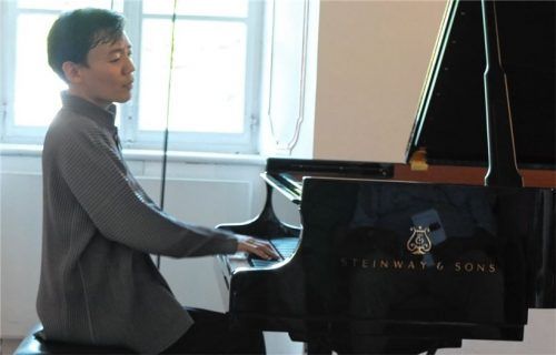 William Youn, Co-Leiter der Inselkonzerte, am neuen Steinway-Flügel. Foto Frei