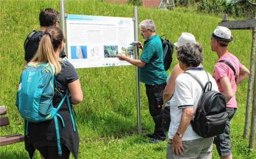 Wissenswertes über die Heimat: Gästeführer Mario Kögl erklärt an einer Infotafel die Geschichte von Bad Endorf. Foto Helfmeyer