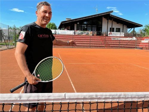 Wolf-Dieter Dörfler, Sportdirektor von 1860 Rosenheim, am Rosenheimer Center Court. „Hier wird ab Juli Weltklasse geboten“, verspricht er. Foto Karlheinz Kas