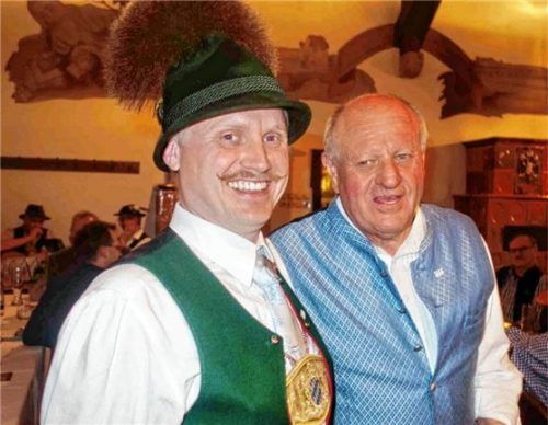 Wurde in den Vorstand berufen: Florian Niedermayer (links), hier mit Kreisvorsitzendem Christian Glas.Foto Hötzelsperger